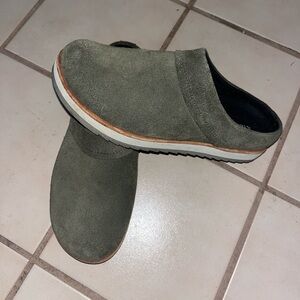 Merrell Women’s size 8 Green Suede Slip-On shoes